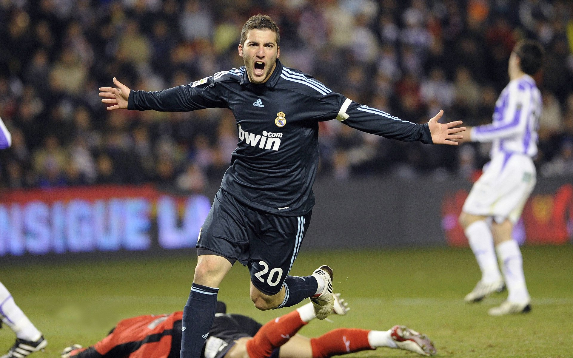 熊猫体育官方-跨界王者的统治日，当库里接管意甲，国王横扫北京